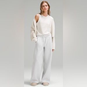 Lululemon wide leg track pants. SZ 6. EUC. Light grey.